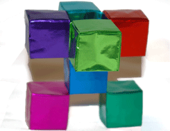 1枚の折紙15㎝×15㎝で一つの箱を作っています。のり・セロテープ等接着剤の使用はありません。ブロックの様に色々組むことができます。
