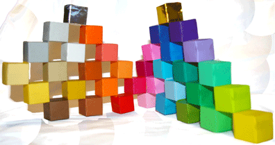 1枚の折紙で作成したキューブユニットです。のりやセロテープ等の接着剤は使用していません。いろいろな形に組むことができます。